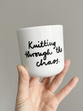 Porzellanbecher "Knitting through the chaos"